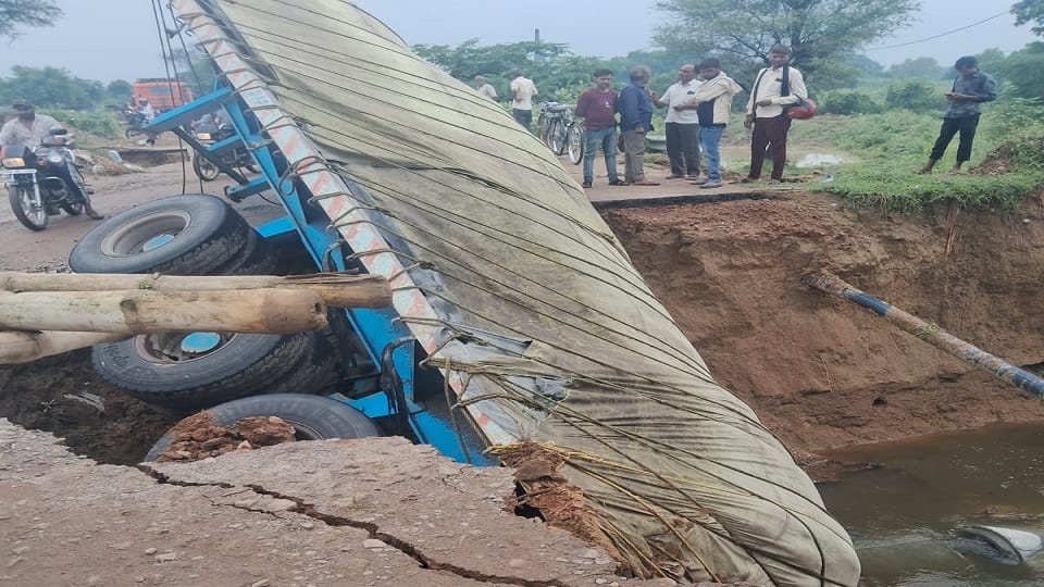Road caved in near Mirpur bridge of Mathura trailer trapped inside