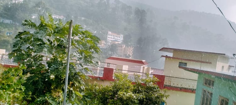 Uttarakhand Weather: पहाड़ों में आज भी जारी रहेगा तेज बारिश का सिलसिला, येलो अलर्ट जारी, 61 सड़कें बंद