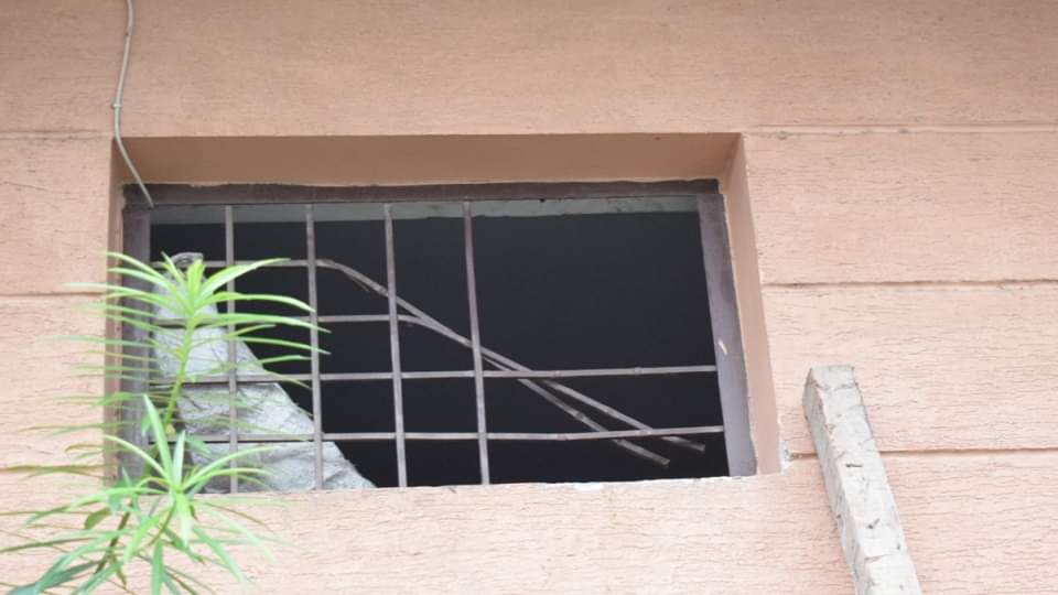 UP News: 20 lakh rupees stolen by cutting the grill of scrap dealer's office in Meerut