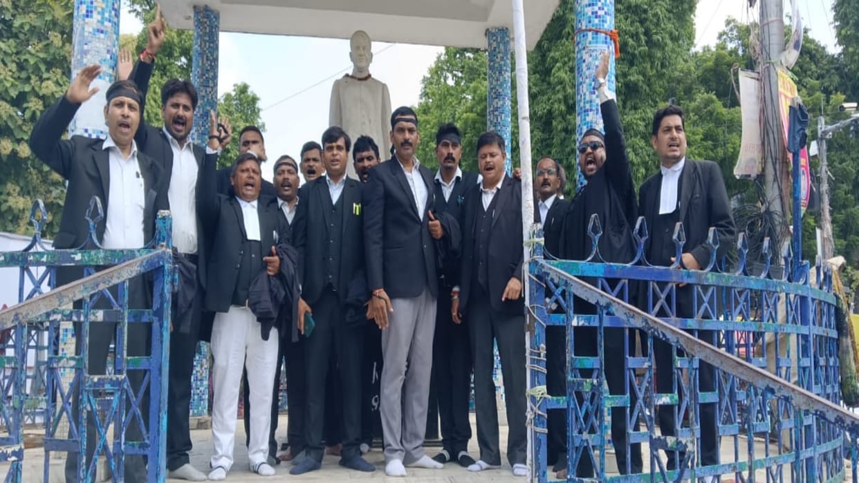 Lawyers angry over the murder of a female advocate in Kasganj, raised demand for judicial inquiry.