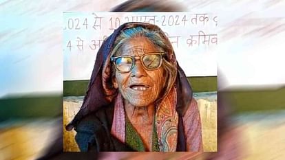 Fast for demanding road 100 year old woman Bacchi devi sat Gopeshwar Chamoli Uttarakhand News in hindi