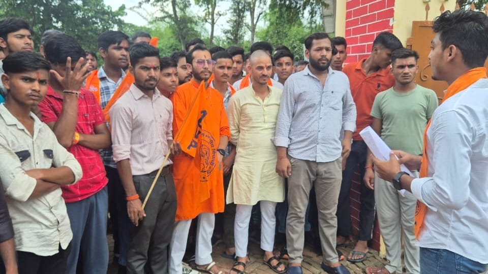 Ruckus over Tilak-Kalawa and non-veg, ABVP-VHP workers protest in school, warning to principal
