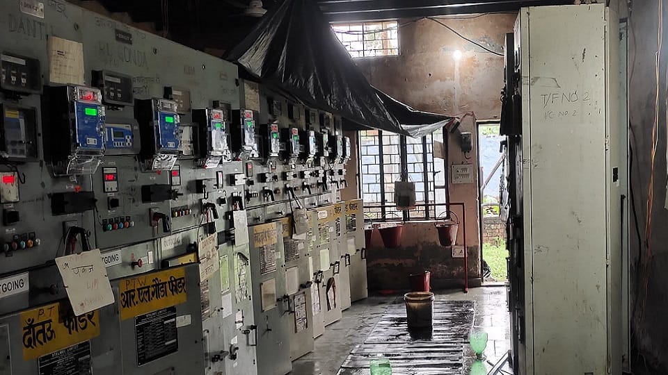 Leaking roof of machine form of power house