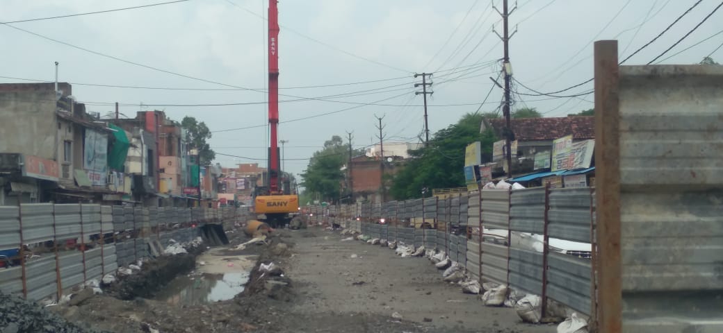 The construction of the over bridge was stopped in damoh