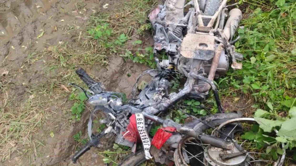 Chittorgarh: Bike got stuck in the wheels of a train after colliding with it in Chittorgarh