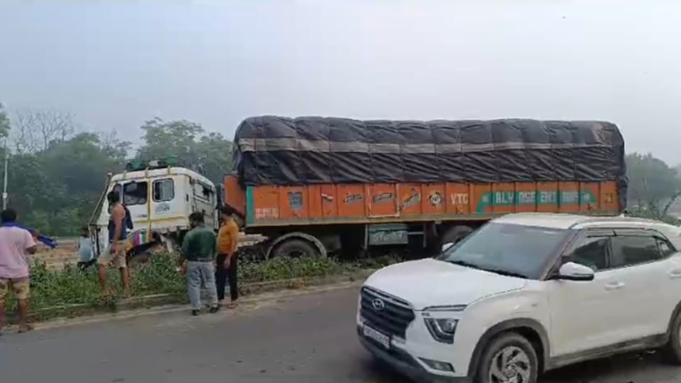 Gajraula News: Trailer mounted on divider to save e-rickshaw loaded with school children
