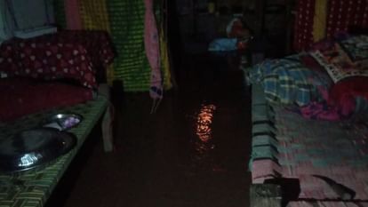 बारिश का कहर: सुकमा में गांव में घुसा बाढ़ का पानी.. 20 मकान ढहे, रात में शिफ्ट किए गए ग्रामीण; देखें तस्वीरें Due to rain in Sukma water entered village and 20 houses collapsed