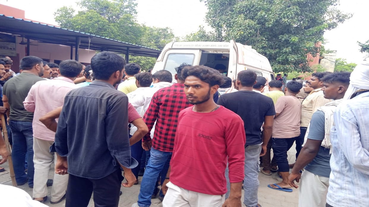 Prayagraj Accident: A youth riding a bike died in a collision with a mini bus, got stuck in the bus and was