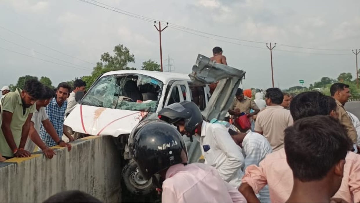 Road accident took lives of two people in jaunur High speed climbed on divider