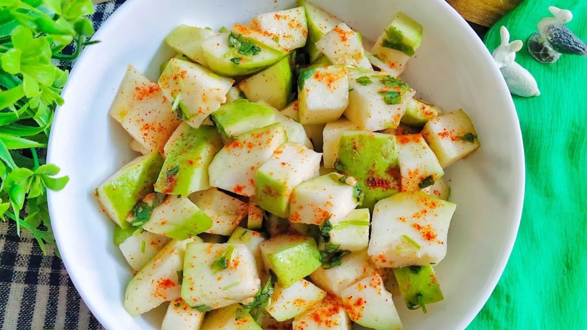 Guava Chat Recipe in hindi ghar par amrood ki chat kaise banayein