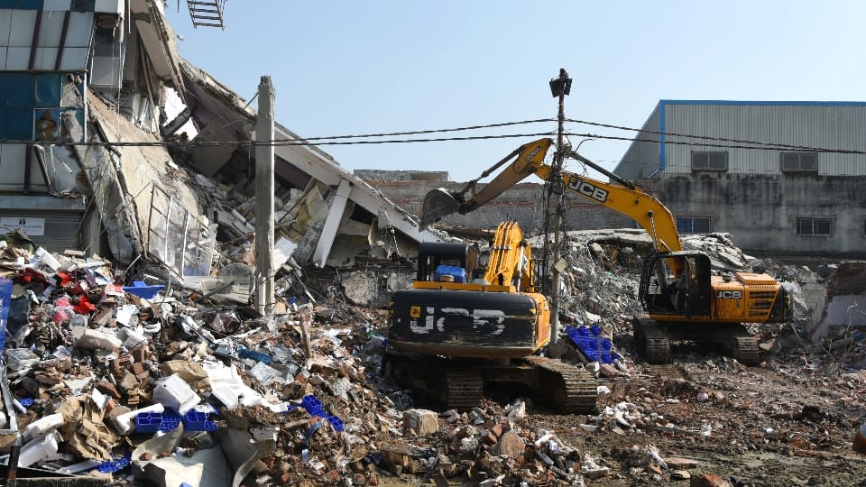 Lucknow Building Collapse Screams heard from inside rubble people arrived like saviors, saved lives of many