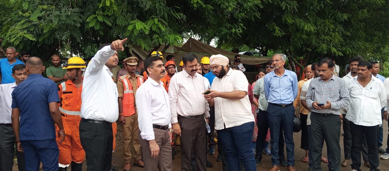 Transport nagar building collapse, rescue operation continue.