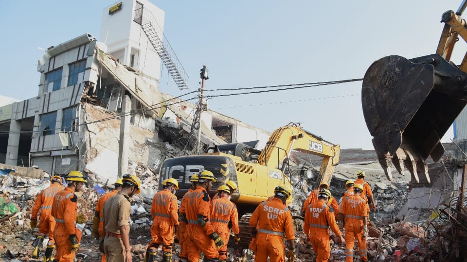 Lucknow Building Collapse Jasmeet had come out when he returned to get his laptop building collapsed