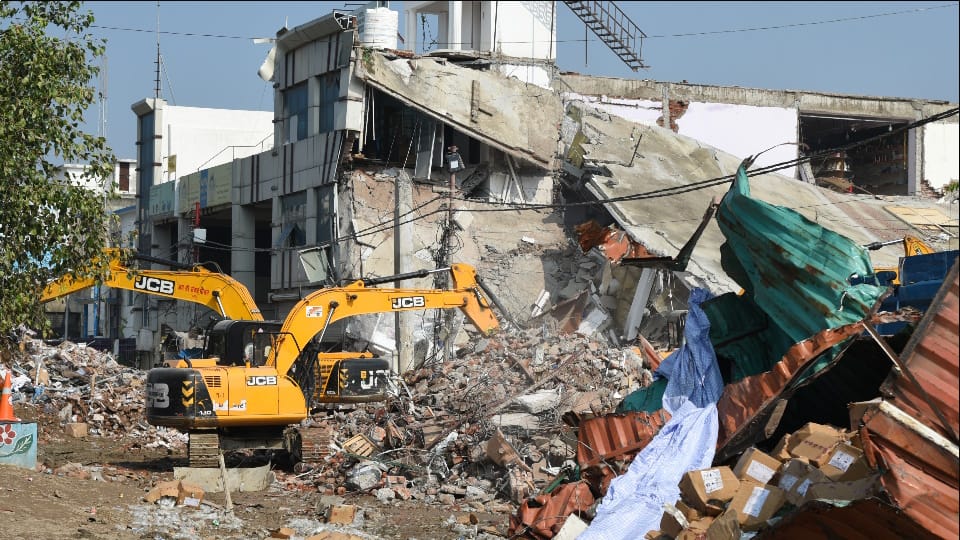 Lucknow Building Collapse Screams heard from inside rubble people arrived like saviors, saved lives of many