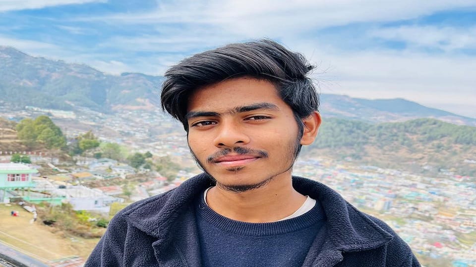 Blood stained body of student found on the side of the highway, suspicion of murder