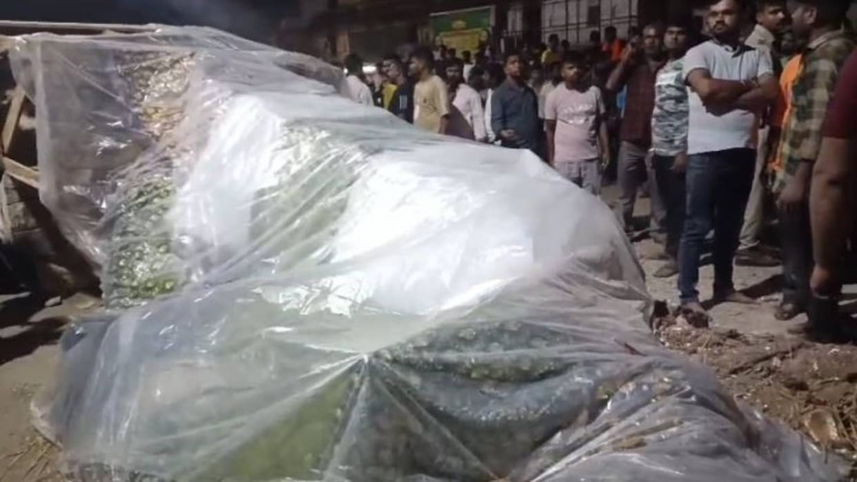 Gwalior Faith hurt by potholes on road biggest Ganesha idol going for installation fell down people ruckus