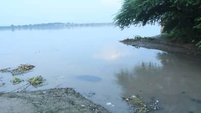 नाले से गंगा में जाता गंगा का पानी