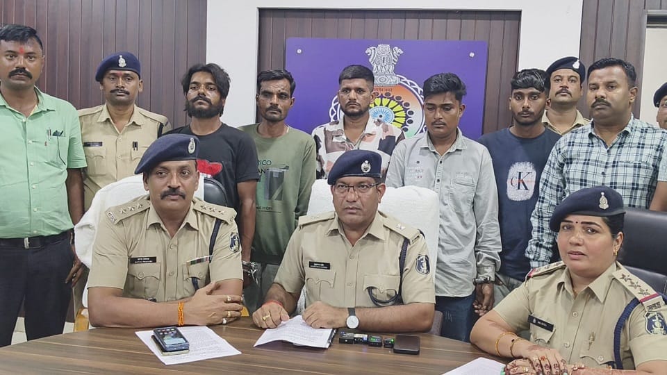 पुलिस की गिरफ्त में आरोपी