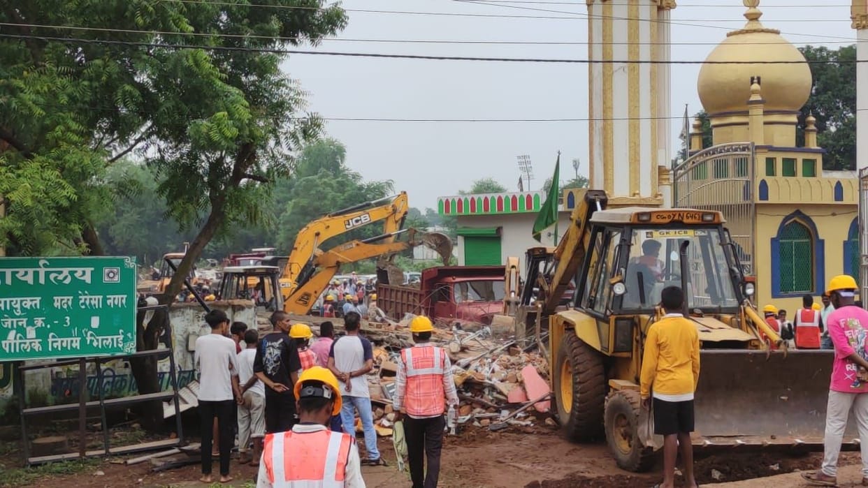 Durg: Illegal encroachment in the name of Mazar removed, corporation had given three notices, bulldozed till