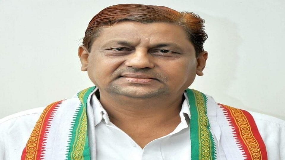 Former minister Mohammad Akbar and four others booked for abetting suicide in Balod