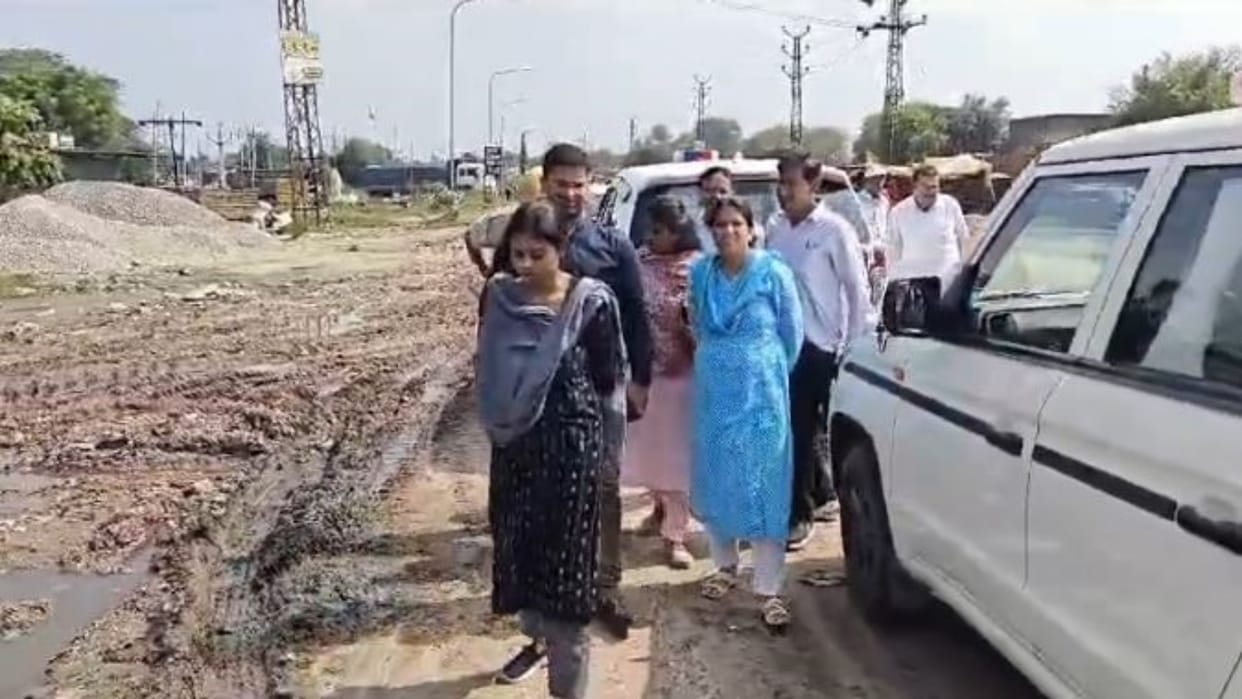 Alwar News: Collector arrived to see the cleanliness system of the city, took class of officers on the spot