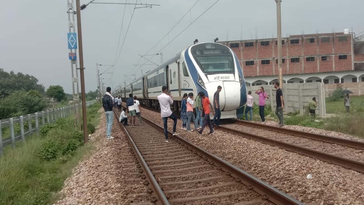 Vande Bharat Express train stopped at the eastern outer of Bharthana railway station