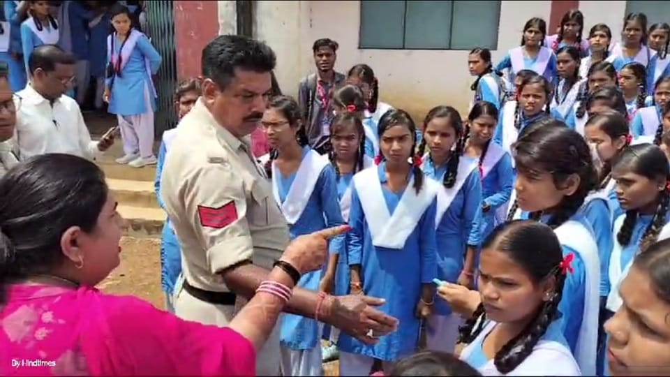 तहसीदार ने छात्राओं को धमकाया