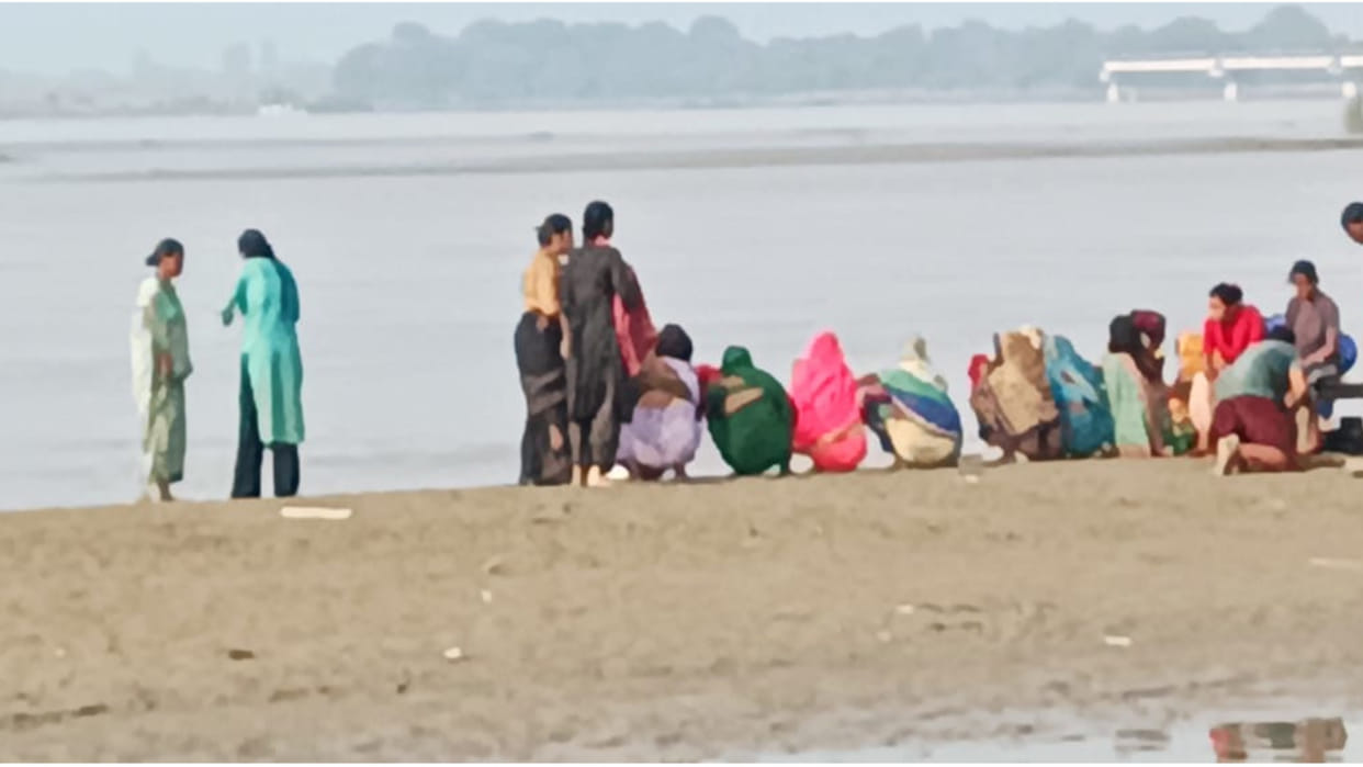 Lala Pandey saved the mother and daughters who were drowning during rituals in the Saryu river of Deoria