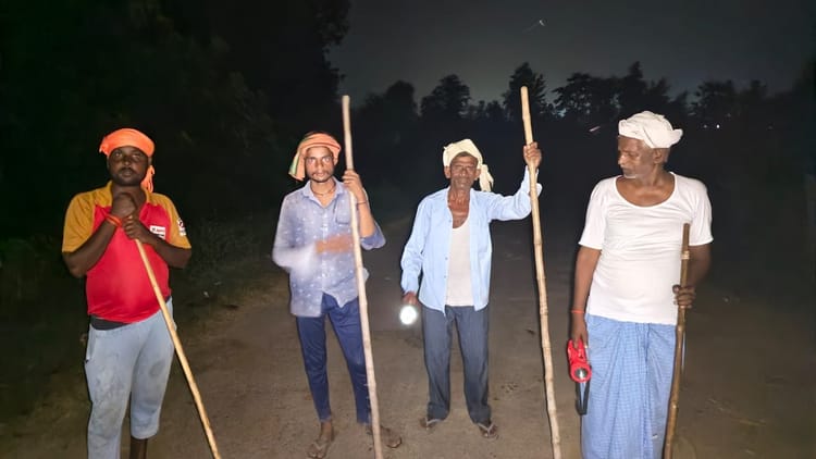 UP News: आधार कार्ड दिखाओ... फिर गांव में आओ, लाठी-डंडे लेकर ग्रामीण कर रहे गश्त; यह है वजह