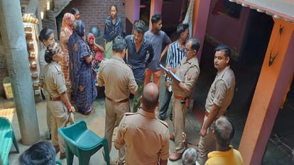 महिला के घर में जांच करती पुलिस