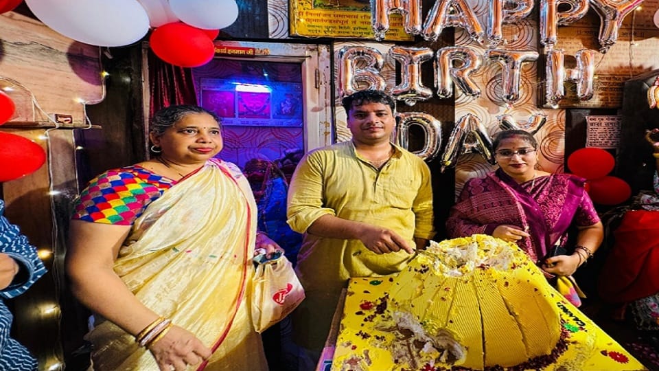 Devotees celebrated Ganpati birthday, cut 11 kg modak cake