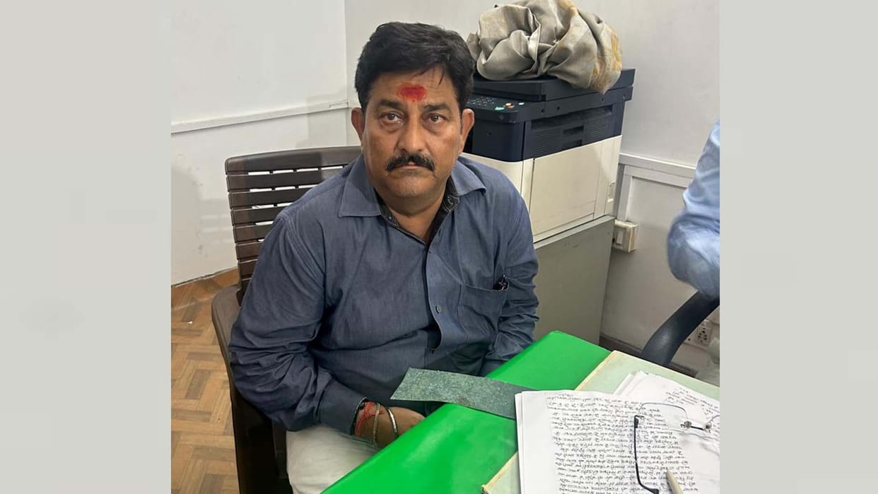 Kanpur: KDA employee arrested from office while taking 10 thousand bribe for house registration