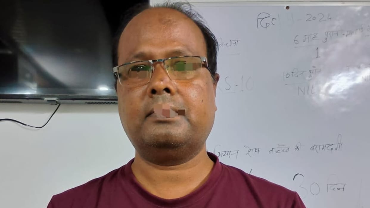 Anti corruption team arrested senior auditor red handed while taking bribe in Budaun