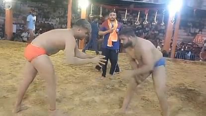 Wrestlers showed tricks in Dauji fair