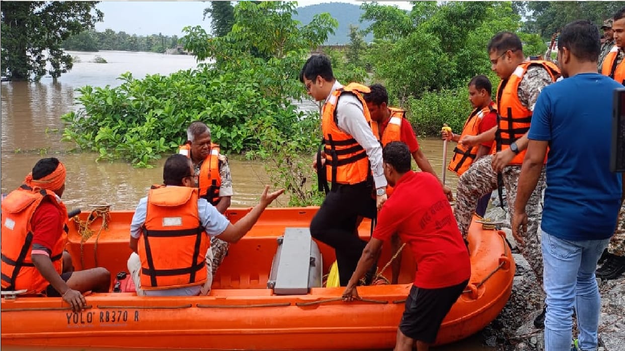 Water level of Indravati increased due to rain in Bijapur officers visited flood affected areas
