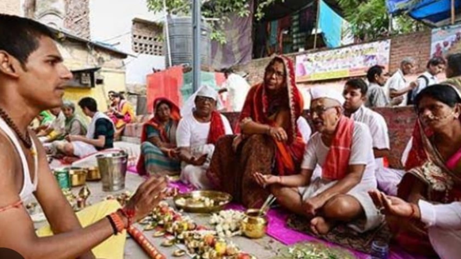 गया में पिंड दान कराते लोग