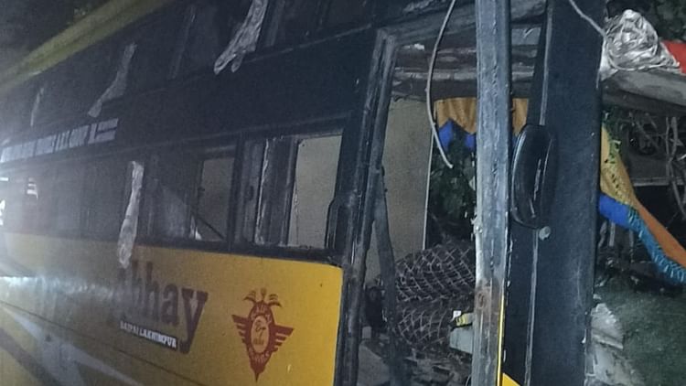 बरेली में हाईवे पर हादसा: लखीमपुर खीरी जा रही स्लीपर बस पेड़ से टकराई, एक यात्री की मौत, नौ घायल
