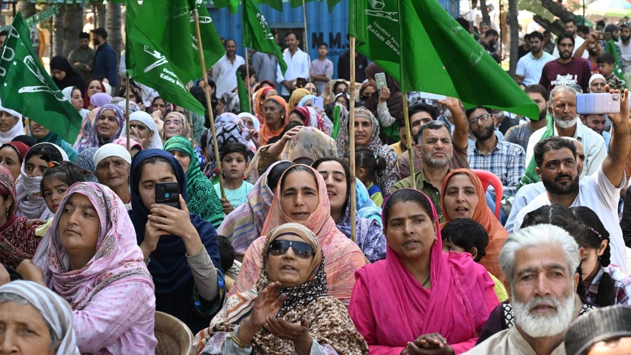 Mehbooba Mufti addresses election rally in Pulwama, appeals for public support for Wahid Para