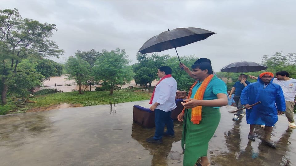 Heavy rain in Kabirdham Villagers informed Deputy CM Vijay Sharma visited