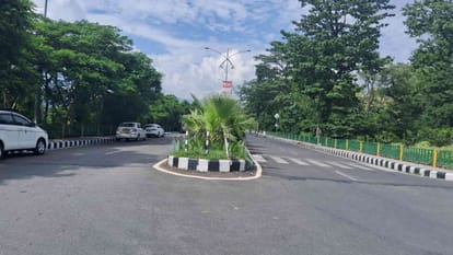 एयरपोर्ट जॉली ग्रांट में निजी या वाणिज्यिक कार ड्राइवरों के लिए पार्किंग 13 मिनट के लिए मुफ्त होगी