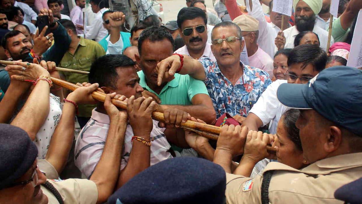 Protest in Dehradun: Police stopped protesters who had come to surround residence of Panchayat Raj Minister
