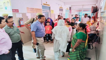 DM Ravindra Kumar inspected the district hospital bareilly