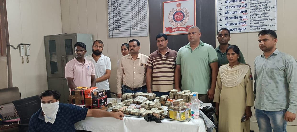 UP: 90 lakh rupees seized from Ambala-New Delhi Intercity Express, was to be used in Haryana elections