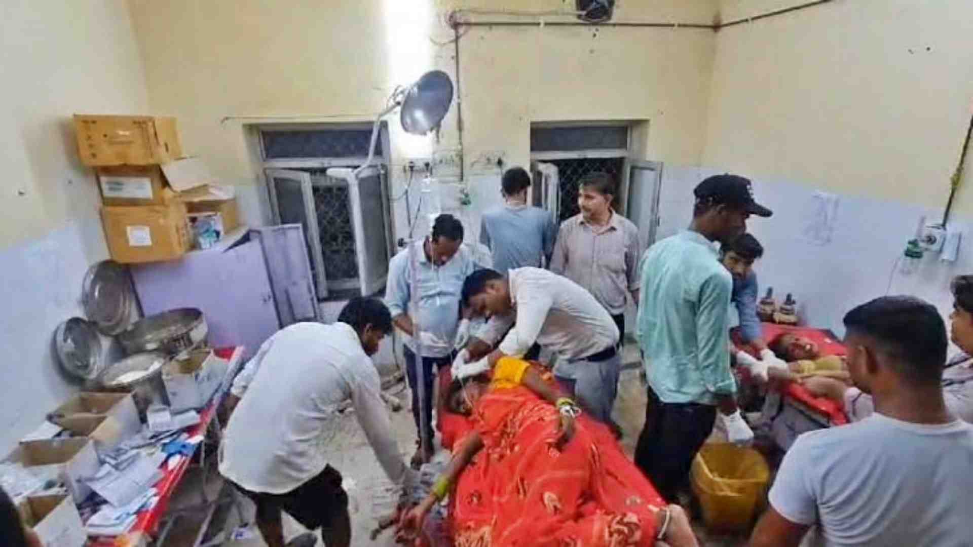 घायलों को लाया गया अस्पताल।