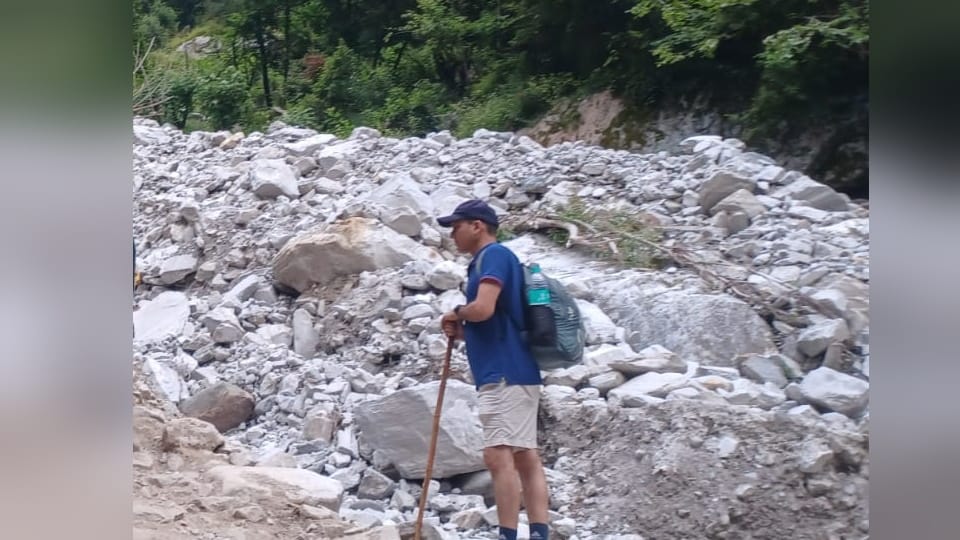 Hemkund Sahib five meters Road washed away Due To Extreme rainfall Uttarakhand Weather News in Hindi