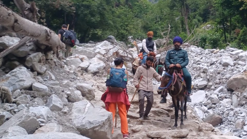 Hemkund Sahib five meters Road washed away Due To Extreme rainfall Uttarakhand Weather News in Hindi