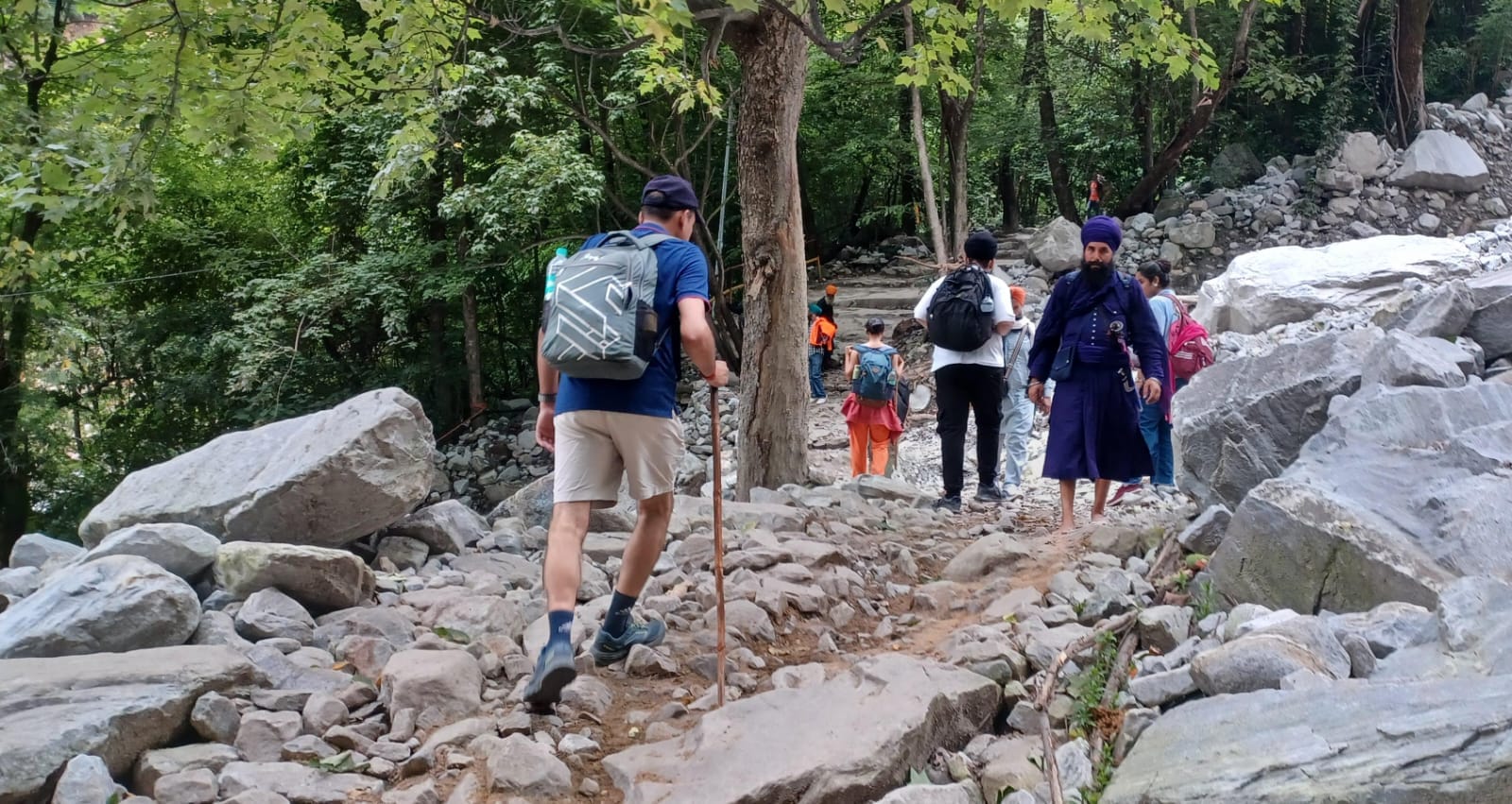 Hemkund Sahib five meters Road washed away Due To Extreme rainfall Uttarakhand Weather News in Hindi