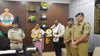 सेवानिवृत्त हुए अधिकारियों को विदाई दी गई