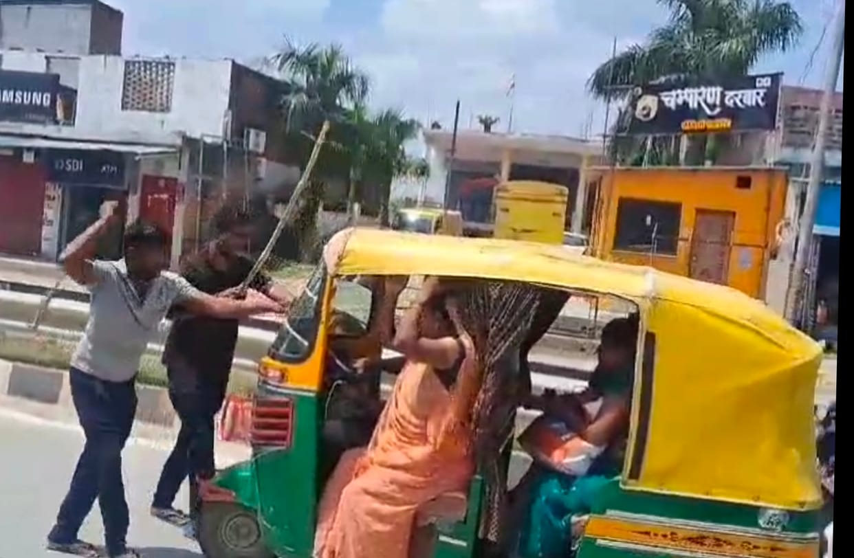 E-rickshaw drivers strike and misbehaved with colleagues carrying passengers in varanasi