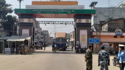The sandalwood caught in Maharajganj was parked in a truck from Delhi for 48 hours in Gorakhpur.